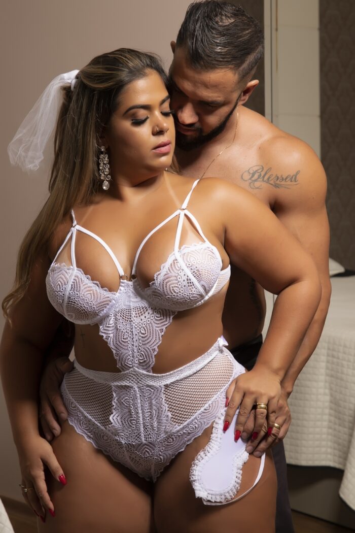 Body plus size Em Renda Arrastão Noiva Branco com Venda e Véu - Garota Veneno - Imagem 4