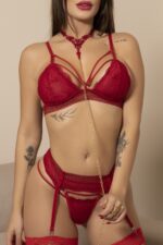 Conjunto vermelho trabalhado, acompanha cinta liga e calcinha - Imagem 2