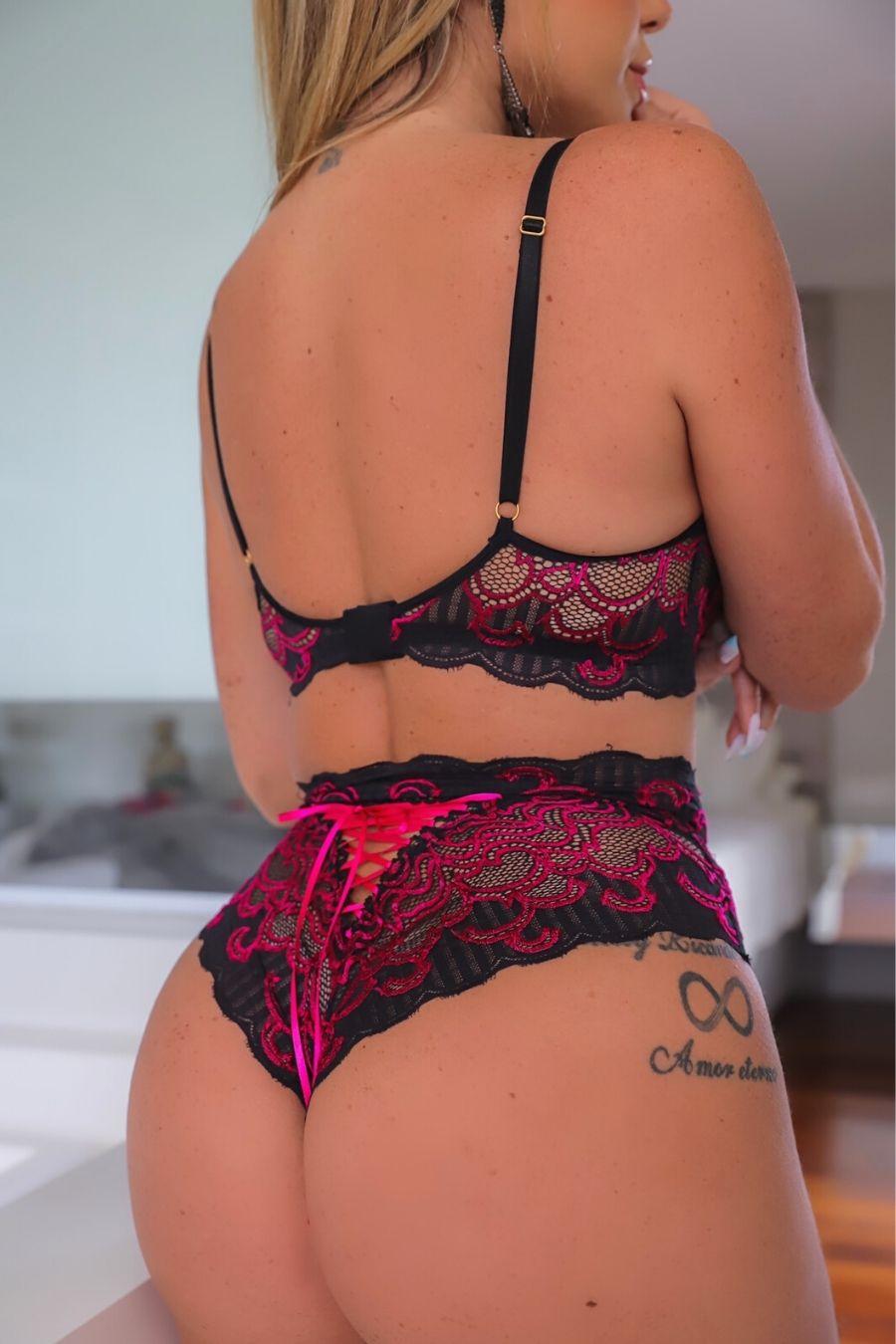 Conjunto lingerie sem bojo com aro, detalhe transpassado na frente e calcinha lacradora bicolor - Imagem 3