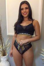 Conjunto preto de lingerie em renda barbatana na lateral e calcinha fio