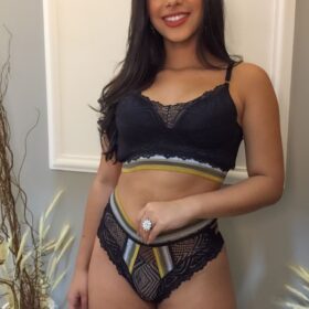 Conjunto preto de lingerie em renda barbatana na lateral e calcinha fio
