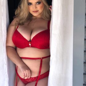 Conjunto plus size vermelho sofisticado com cinta liga