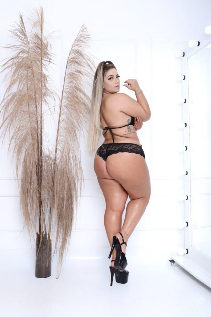 Body Plus size preto em renda com amarração - Imagem 2