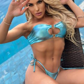 Biquini azul estilo top com detalhe em coração