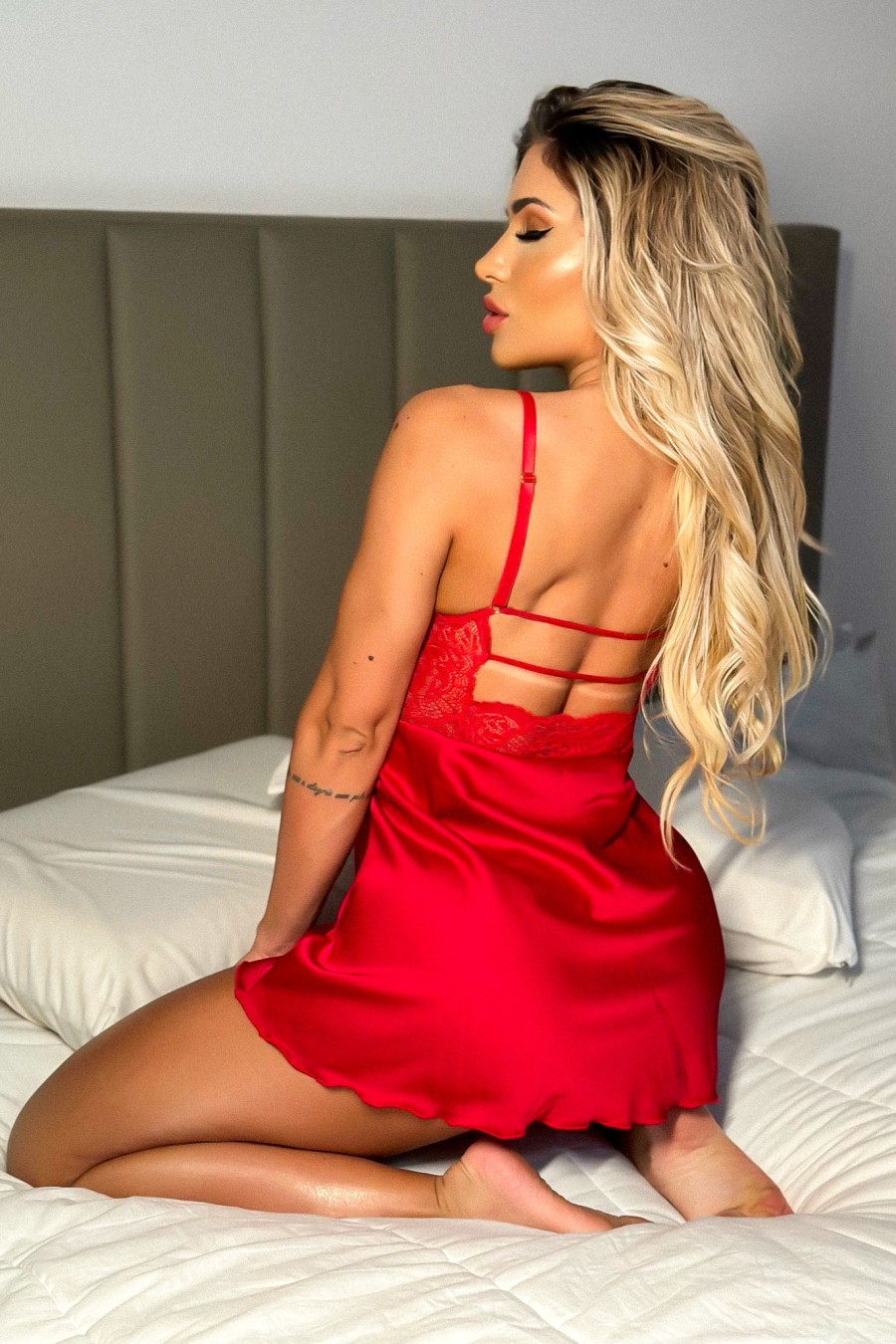 Camisola vermelha de renda e cetim com calcinha sensual - Imagem 4