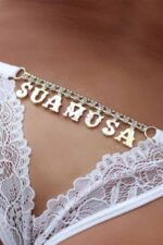 Calcinha Fio Dental Branca com escrita Sua Musa Strass