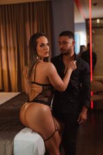 Body preto sem bojo com ligas e persex, perola nas costas - Imagem 3