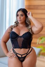 Conjunto sensual plus size preto que exala sofisticação e poder
