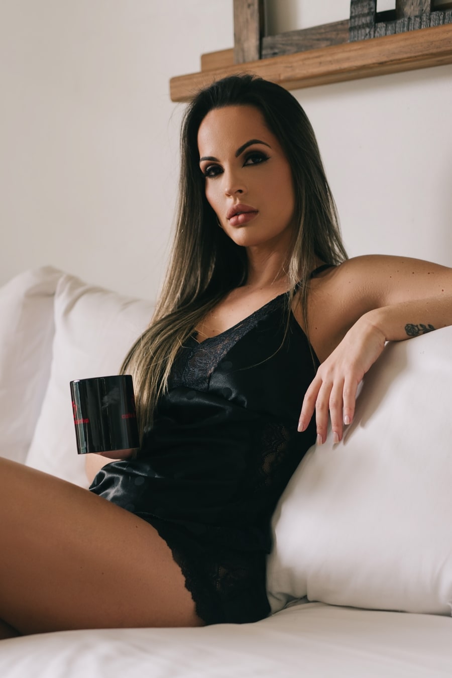 Short doll preto sem bojo em cetim poá com detalhes em renda - Imagem 2