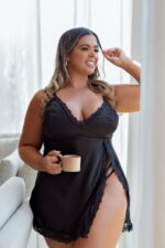 Camisola preta plus size em cetim com fenda na lateral em renda - Imagem 3