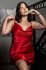 Camisola sensual vermelha em cetim com renda - Imagem 6