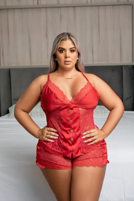 Babydoll sensual vermelho com detalhes de botões