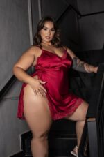 Camisola plus size em cetim com fenda na lateral em renda Deluxe