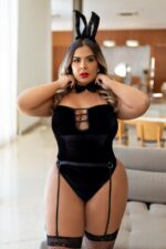 Fantasia erótica coelhinha encanto proibido plus size body sensual em veludo - Imagem 3
