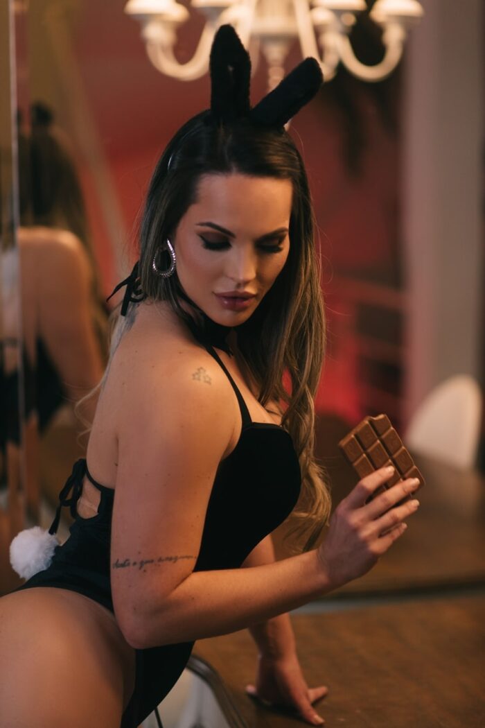 Fantasia de coelhinha encanto proibido body sensual em veludo - Imagem 3