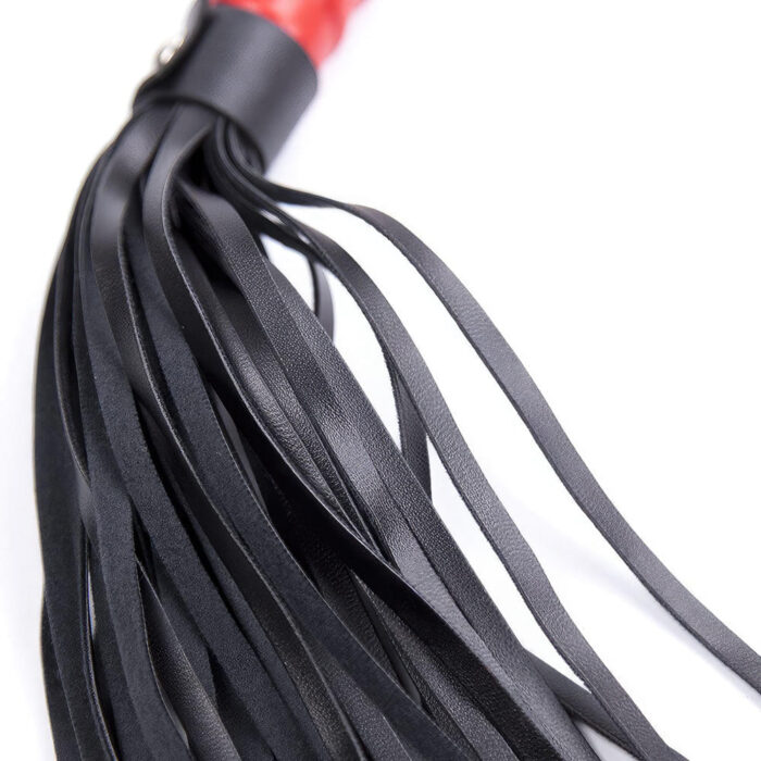 Chicote de Couro Preto com Rebites Metálicos e Design Clássico - Imagem 5