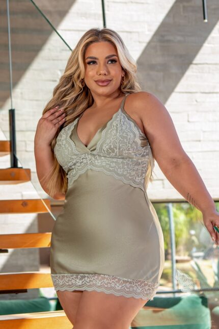 Camisola plus size de cetim com recortes em renda