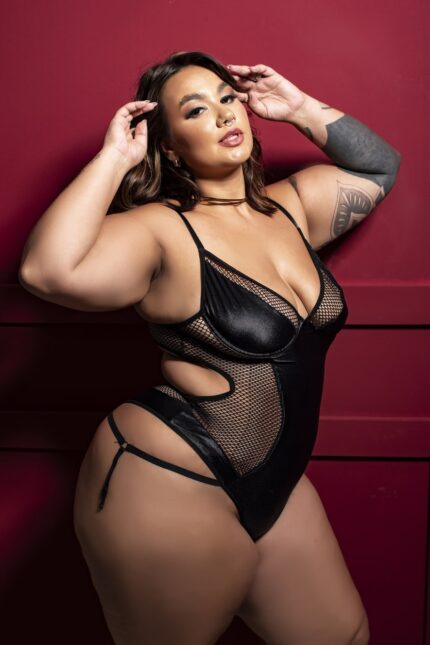 Body plus size preto sexy sem bojo com detalhe em perolas